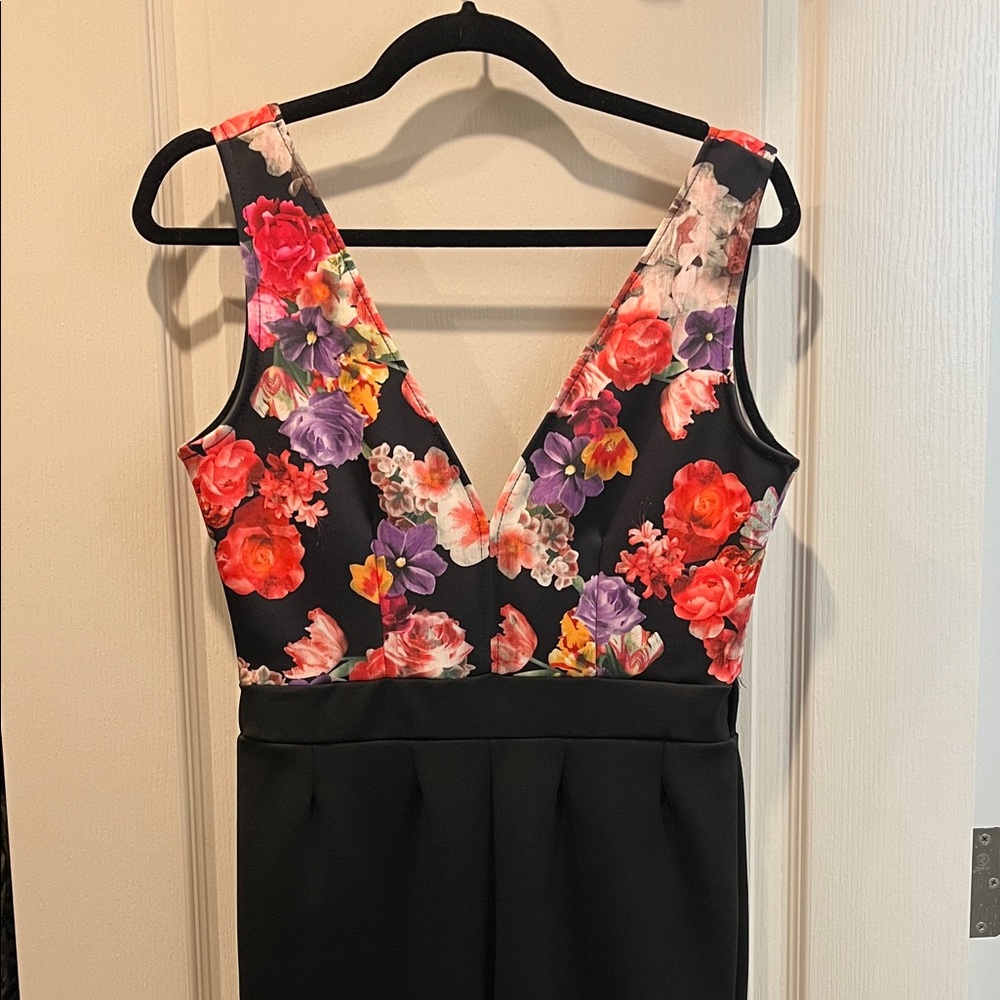 🧋 Petite Molly Floral Plunge Neck Jumpsuit 3/$22